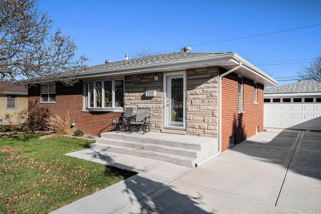 Photo of 1109 N Dwiggins Avenue, Griffith, IN 46319 (MLS # 831448)