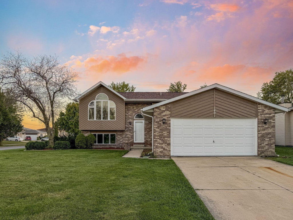 Photo of 1401 W 97th Place, Crown Point, IN 46307 (MLS # 846696)