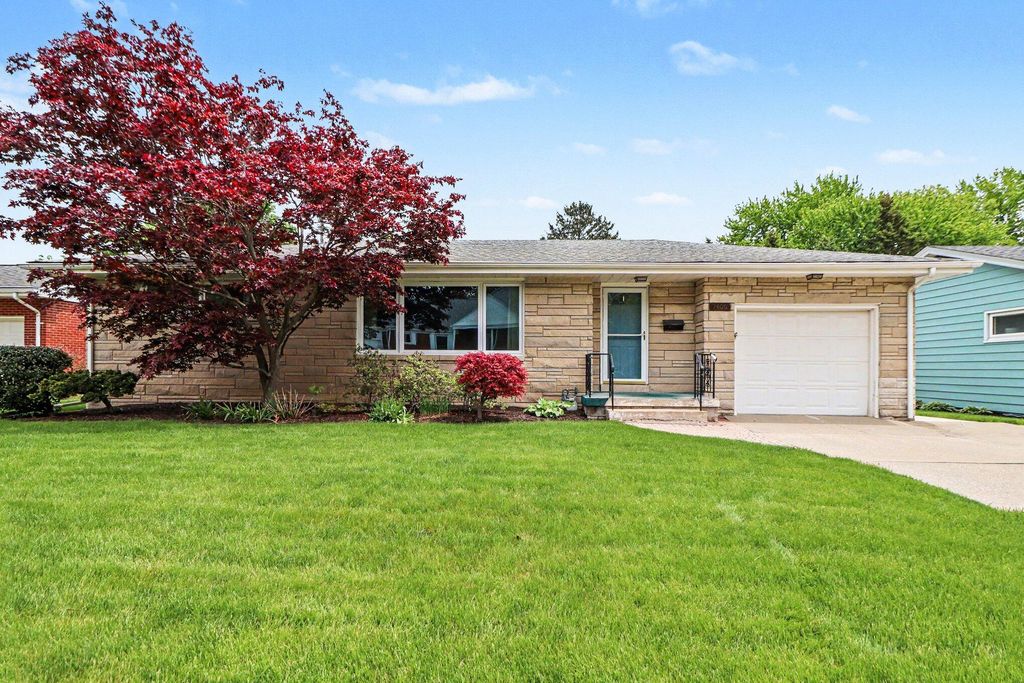 Photo of 1406 Lafayette Street, Valparaiso, IN 46383 (MLS # 838230)