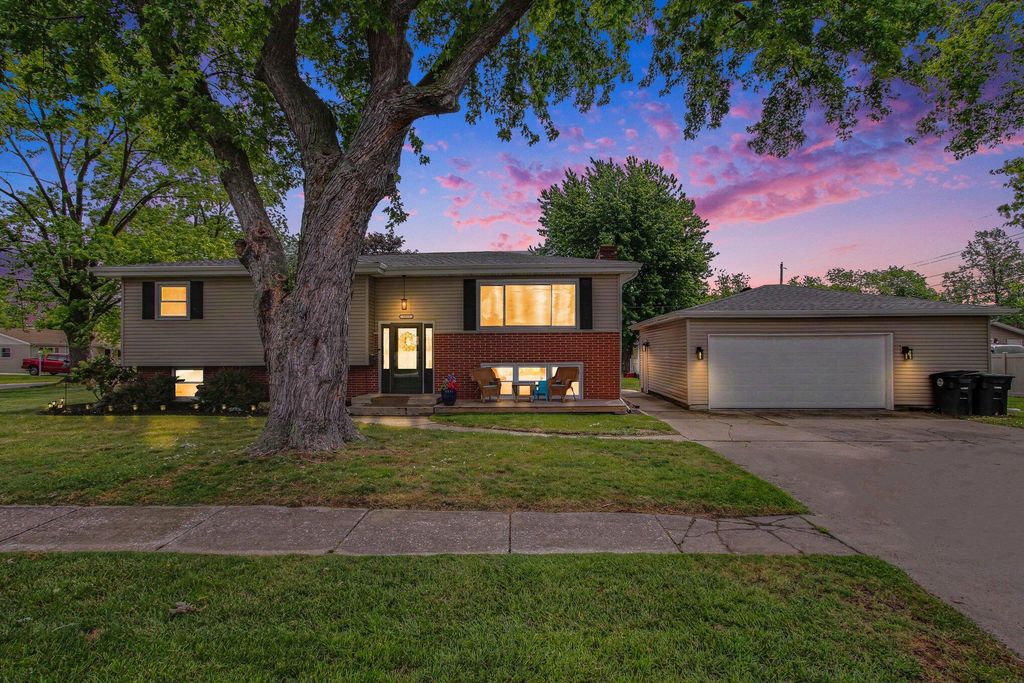 Photo of 1033 S Decatur Street, Hobart, IN 46342 (MLS # 840355)