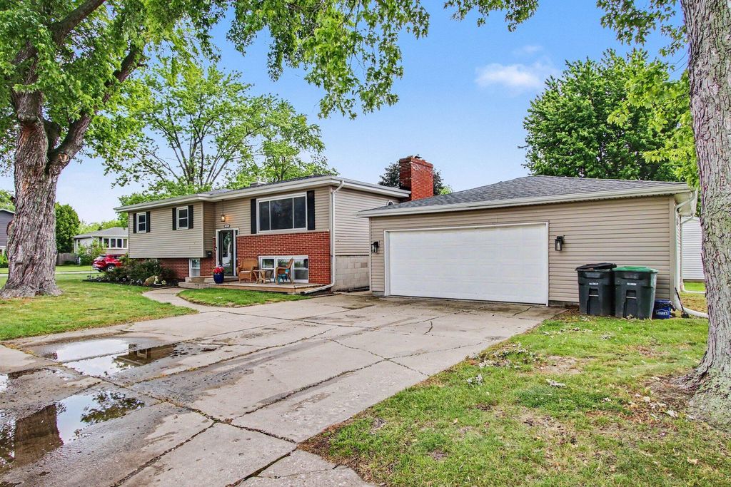 Photo of 1033 S Decatur Street, Hobart, IN 46342 (MLS # 840355)