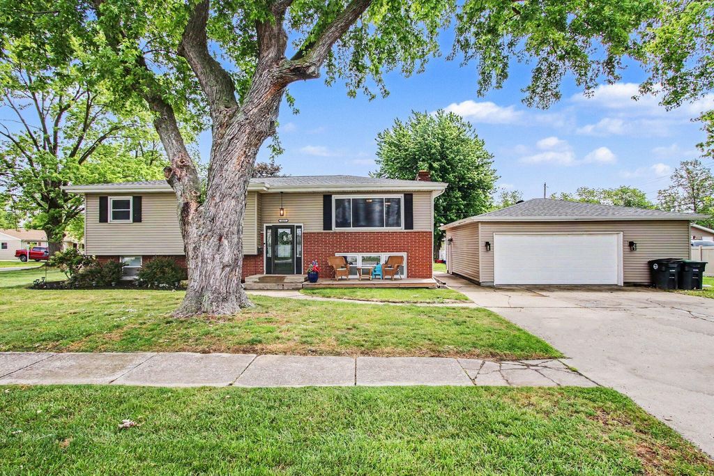 Photo of 1033 S Decatur Street, Hobart, IN 46342 (MLS # 840355)