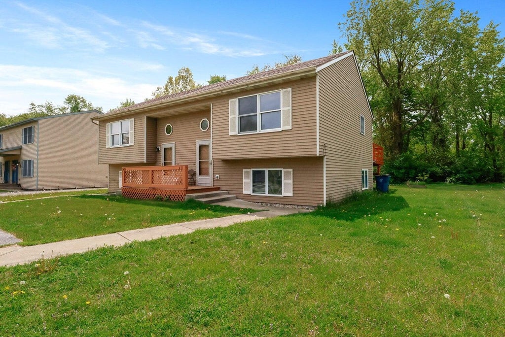 Photo of 429-431 Woodlawn Avenue, Chesterton, IN 46304 (MLS # 845634)