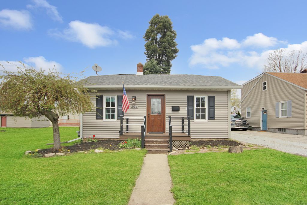 Photo of 805 E Jefferson Avenue, La Porte, IN 46350 (MLS # 837174)