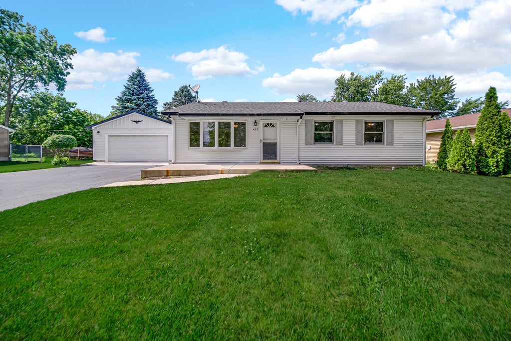 Photo of 433 Nantucket Road, Valparaiso, IN 46385 (MLS # 841074)