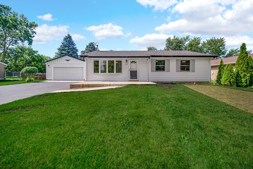 Photo of 433 Nantucket Road, Valparaiso, IN 46385 (MLS # 841074)