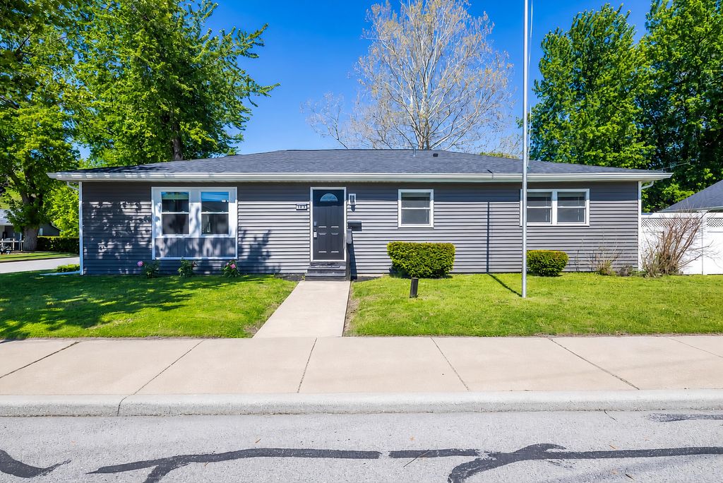 Photo of 103 Michigan Street, Porter, IN 46304 (MLS # 838873)