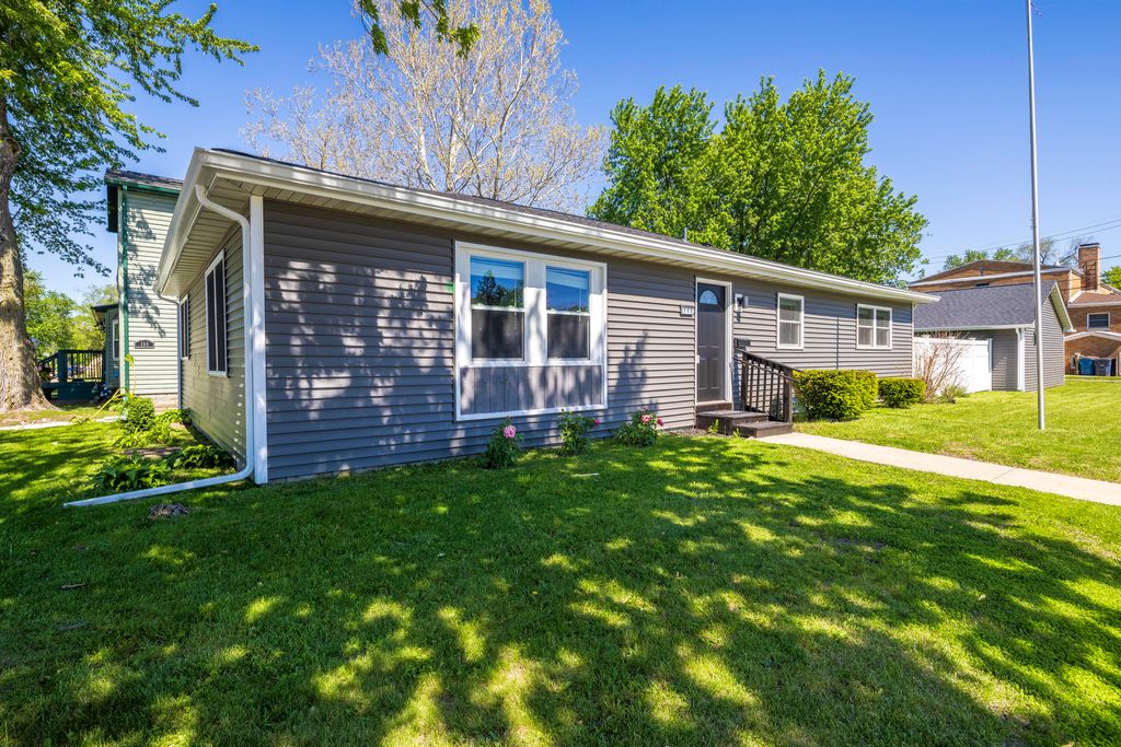 Photo of 103 Michigan Street, Porter, IN 46304 (MLS # 838873)