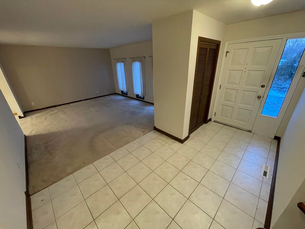 Photo of 1118 Fran-lin Pkwy, Munster, IN 46321 (MLS # 833367)