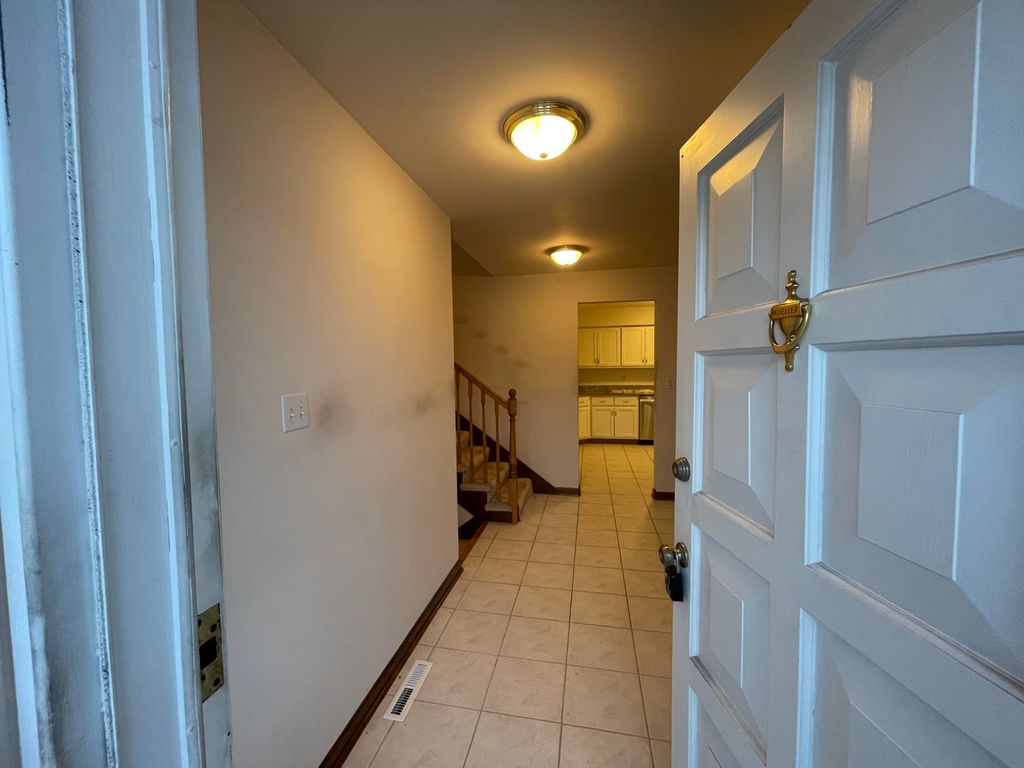 Photo of 1118 Fran-lin Pkwy, Munster, IN 46321 (MLS # 833367)