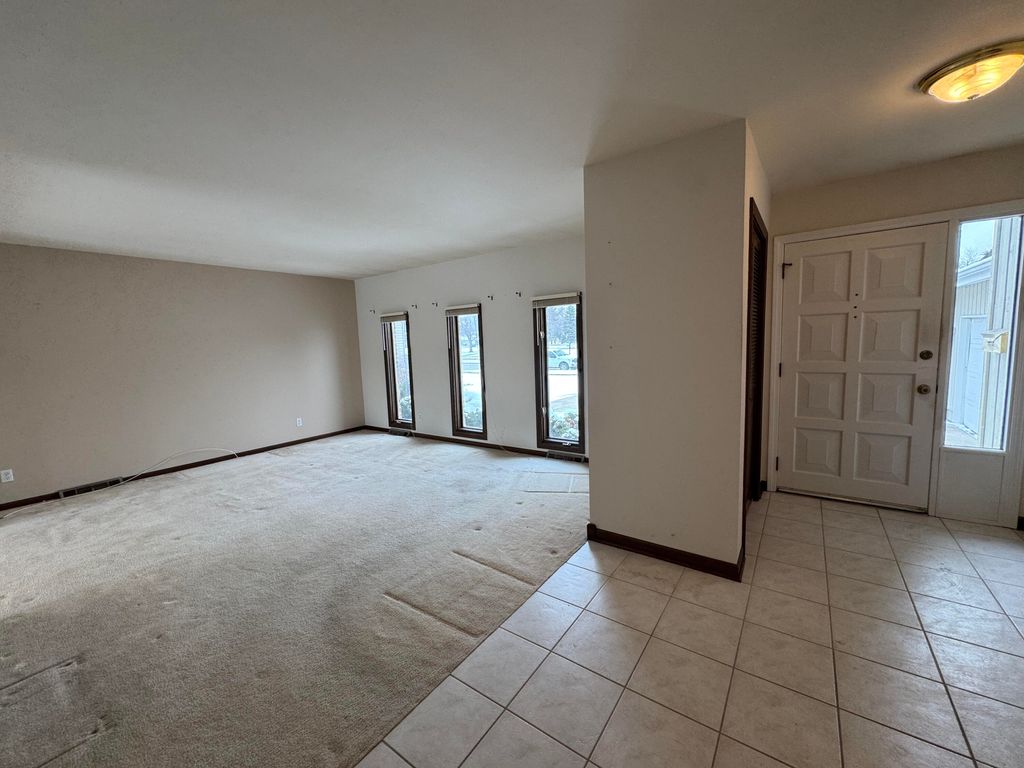 Photo of 1118 Fran-lin Pkwy, Munster, IN 46321 (MLS # 833367)