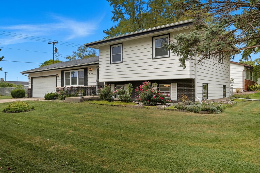 Photo of 9380 Roosevelt Place, Crown Point, IN 46307 (MLS # 829395)