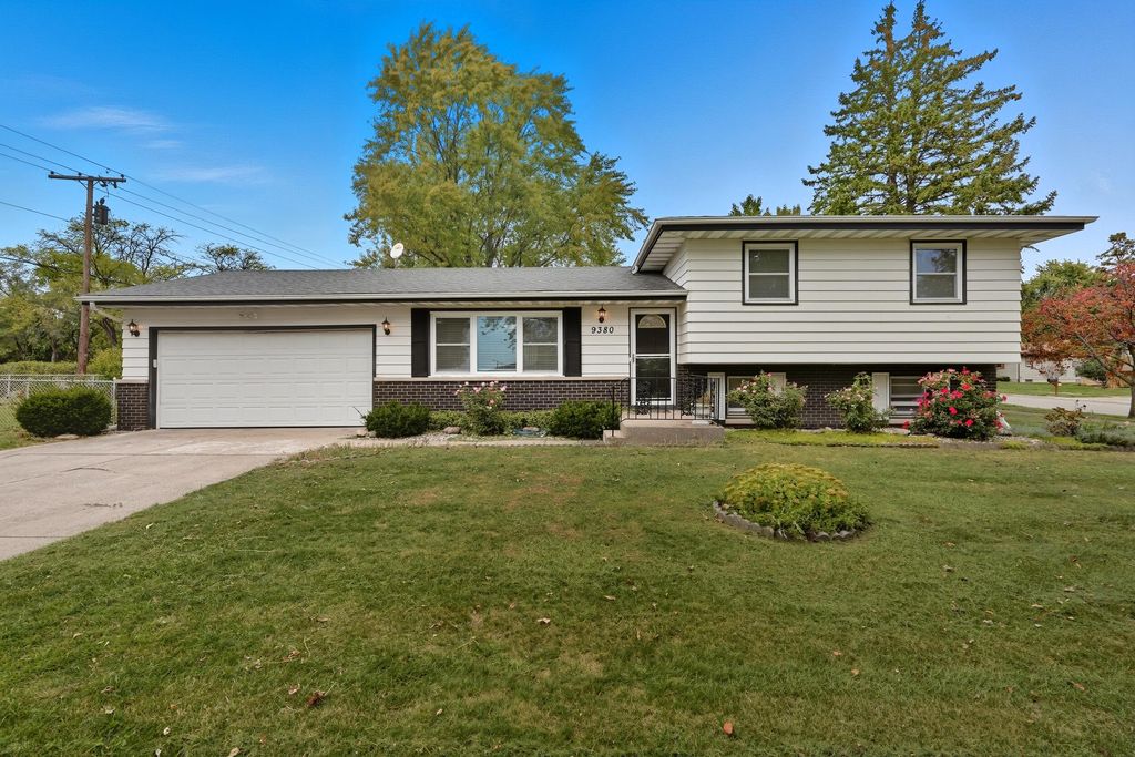 Photo of 9380 Roosevelt Place, Crown Point, IN 46307 (MLS # 829395)