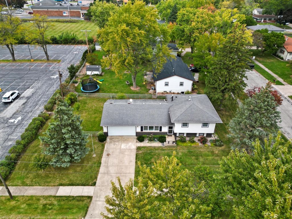 Photo of 9380 Roosevelt Place, Crown Point, IN 46307 (MLS # 829395)