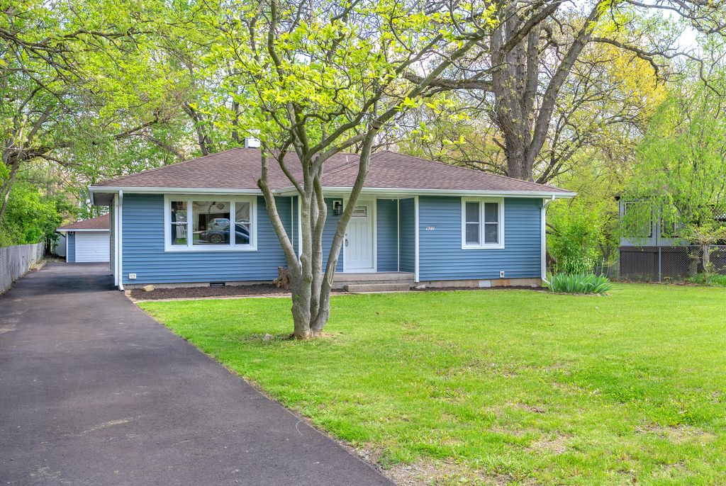 Photo of 922 Hayes Street, Crown Point, IN 46307 (MLS # 838289)