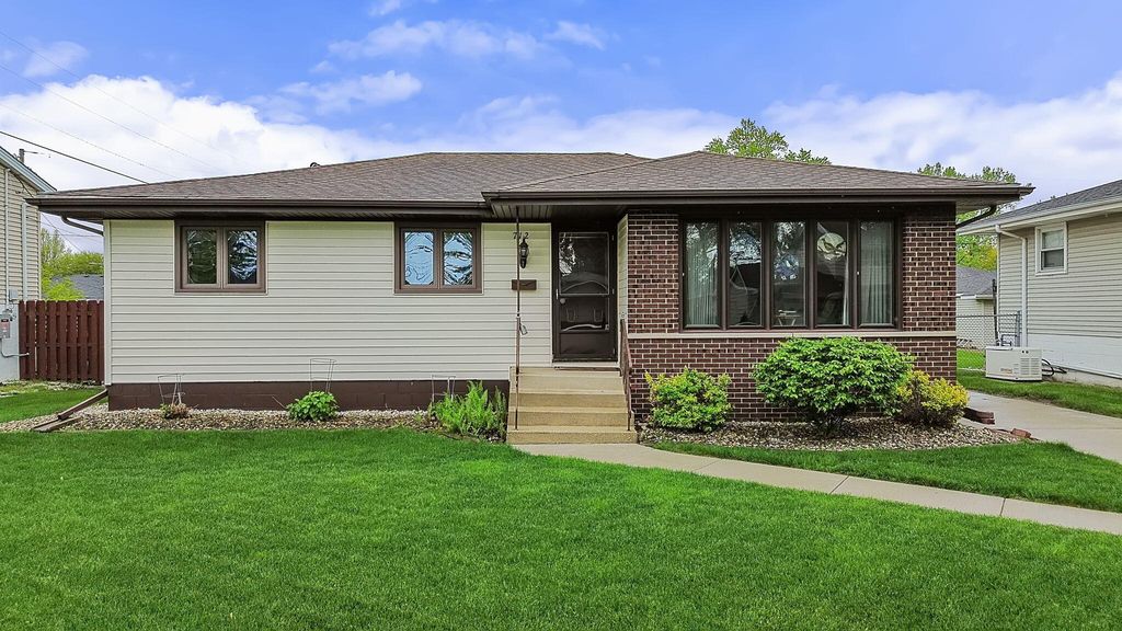 Photo of 712 211th Street, Dyer, IN 46311 (MLS # 838626)