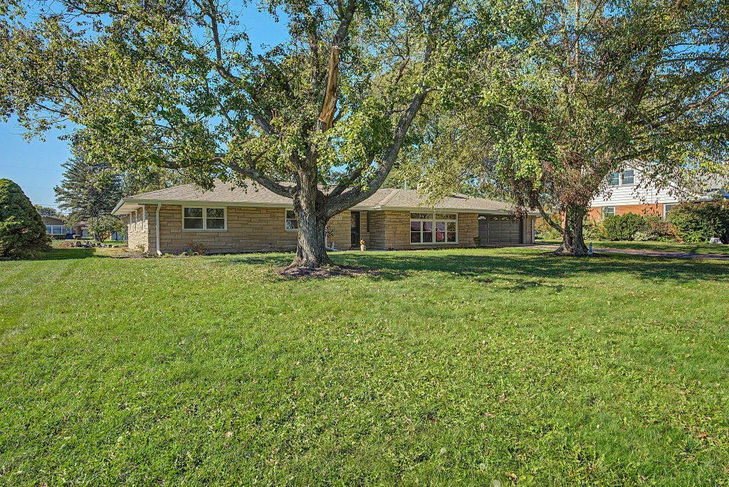 Photo of 6422 Hayes Street, Merrillville, IN 46410 (MLS # 847206)