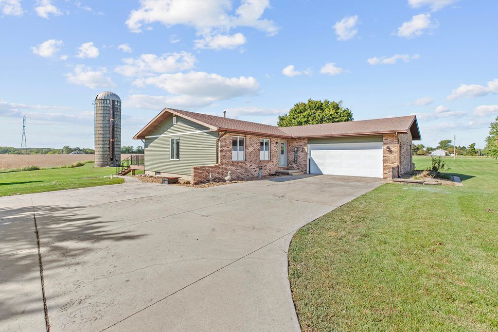 Photo of 176 S 200 W, Valparaiso, IN 46385 (MLS # 837319)