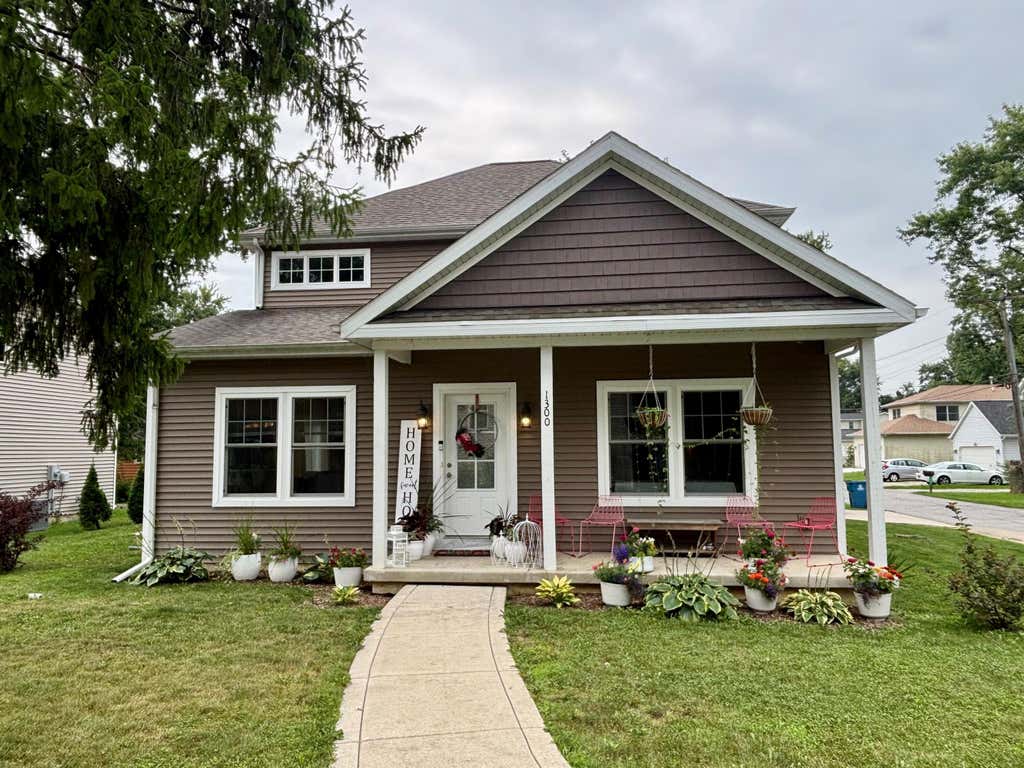 Photo of 1300 Bobolink Road, Valparaiso, IN 46383 (MLS # 843443)