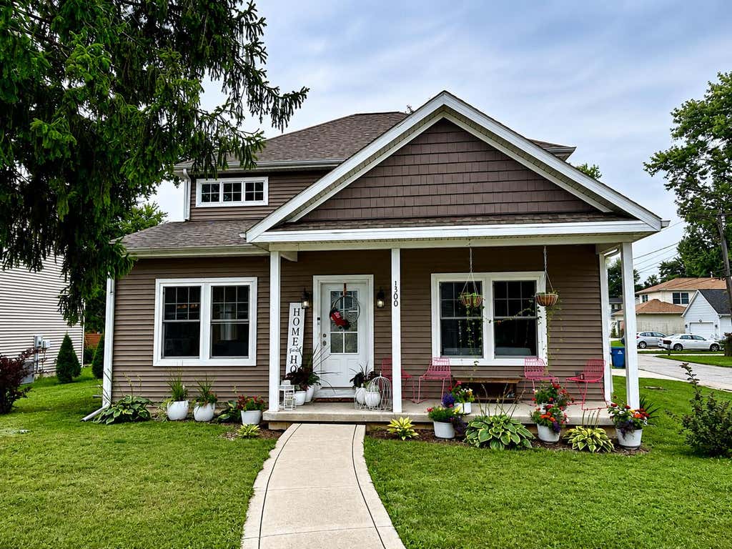 Photo of 1300 Bobolink Road, Valparaiso, IN 46383 (MLS # 843443)