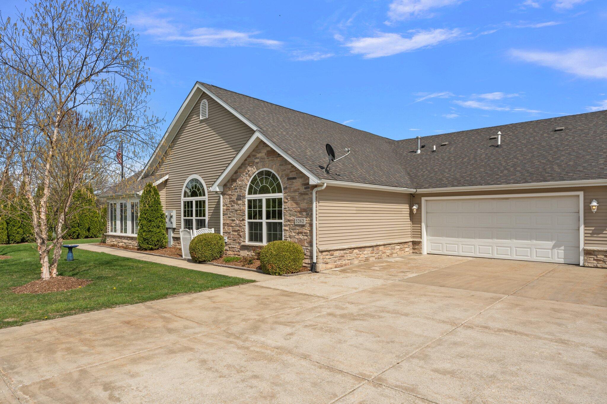 Crown Point, Indiana 46307, United States, 2 Bedrooms Bedrooms, ,2 BathroomsBathrooms,Residential,Pending,119520