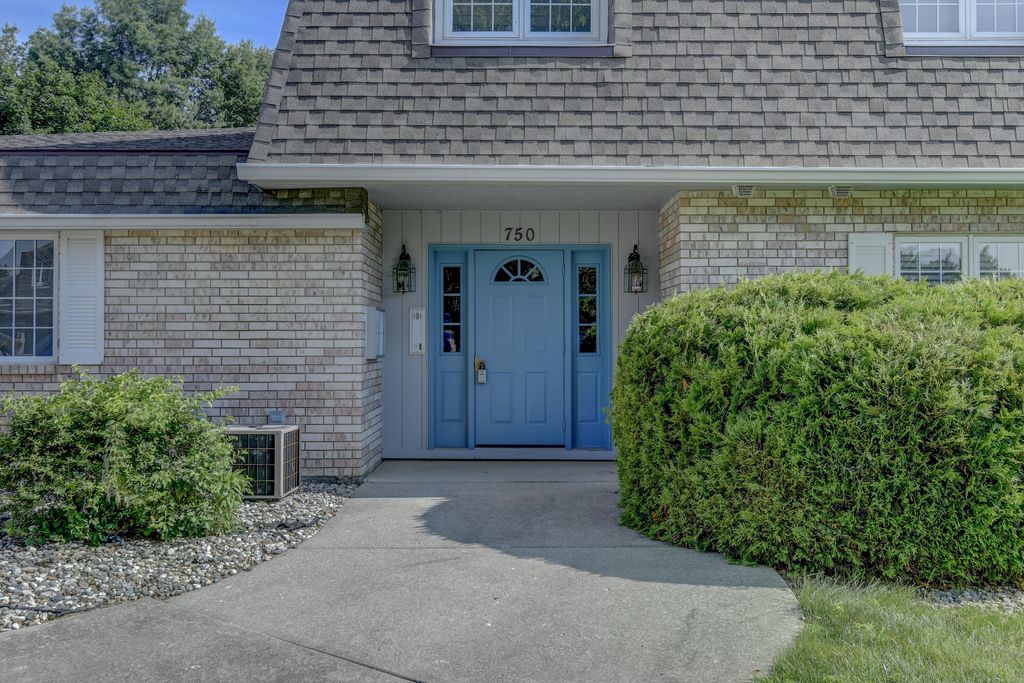 Photo of 750 Hidden Oak Trail #2b, Hobart, IN 46342 (MLS # 842094)