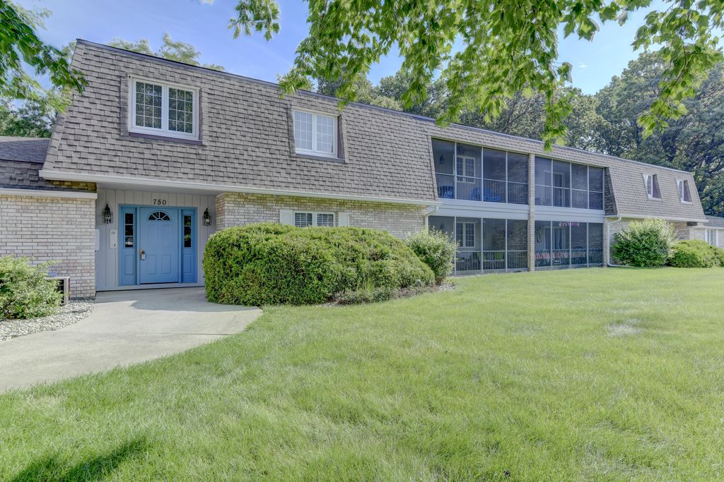 Photo of 750 Hidden Oak Trail #2b, Hobart, IN 46342 (MLS # 842094)