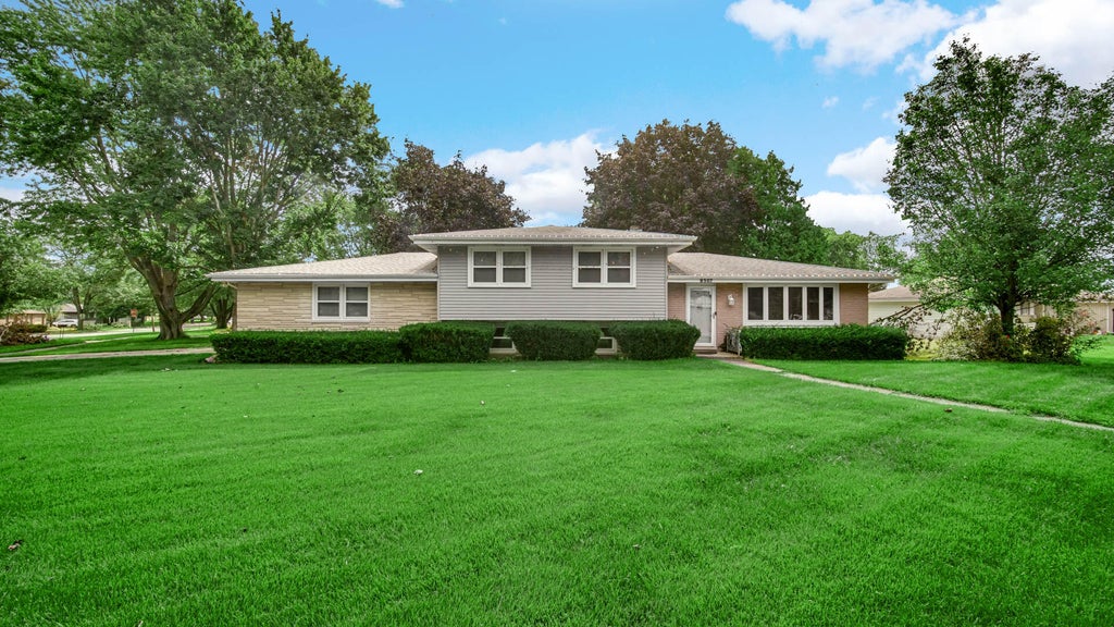 Photo of 9507 Cleveland ST, Crown Point, IN 46307 (MLS # 844346)