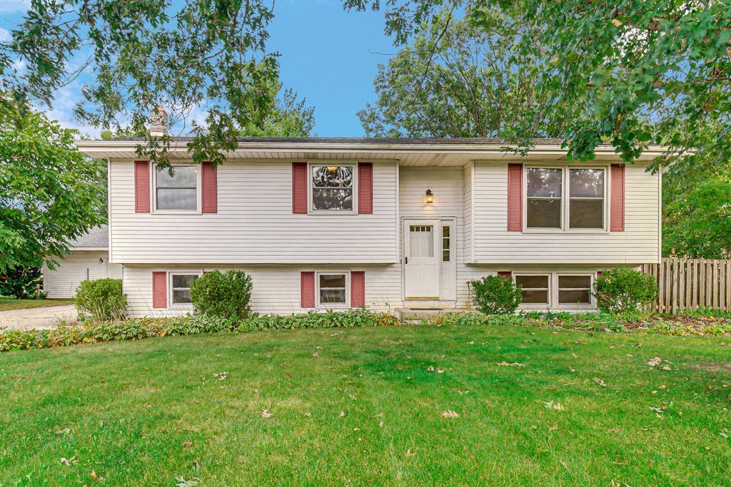 Photo of 10447 N 477 E, DeMotte, IN 46310 (MLS # 832508)