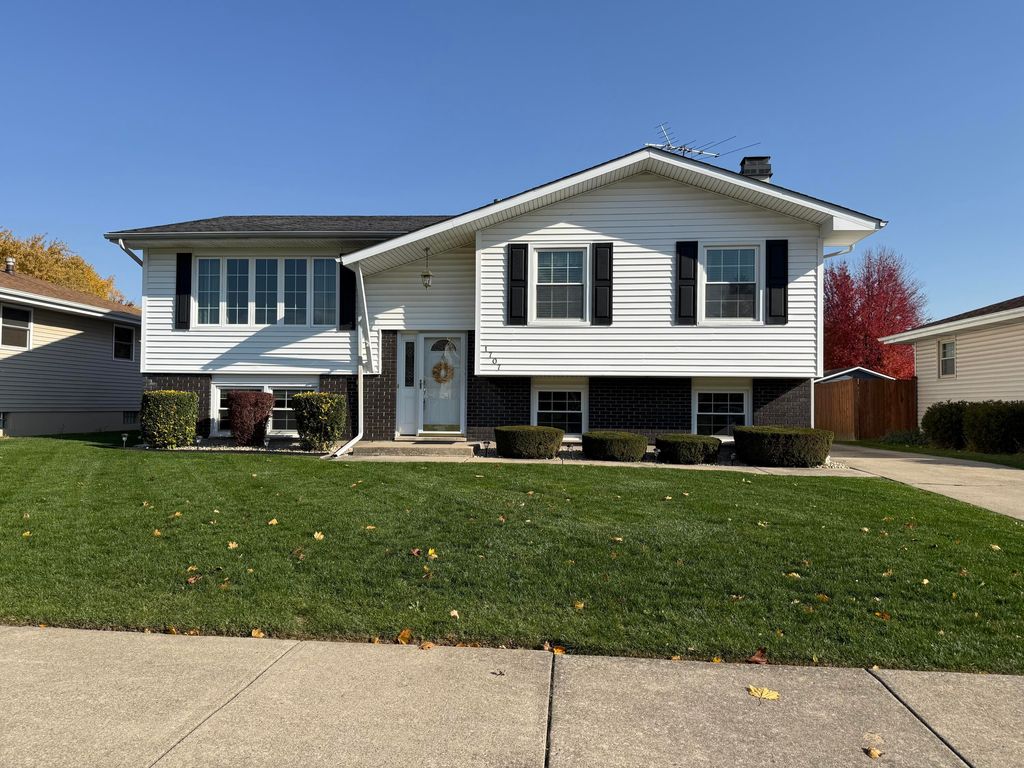 Photo of 1707 Valley Court, Schererville, IN 46375 (MLS # 830397)