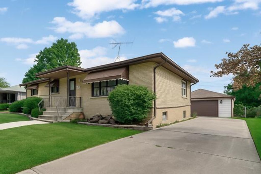 Photo of 9211 Hawthorne Drive, Munster, IN 46321 (MLS # 829272)