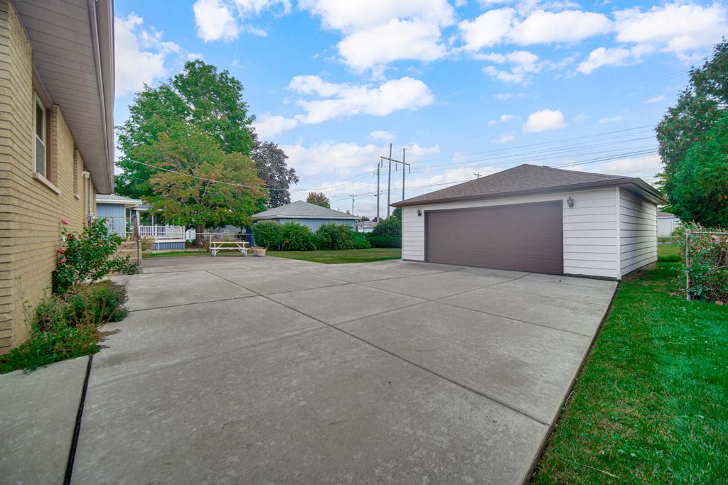 Photo of 9211 Hawthorne Drive, Munster, IN 46321 (MLS # 829272)