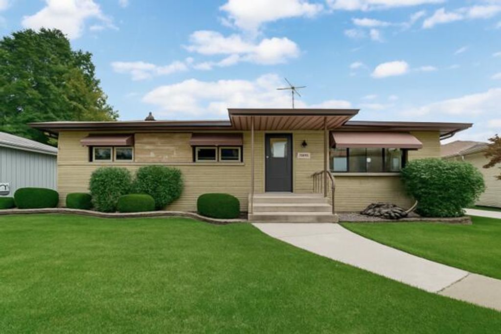 Photo of 9211 Hawthorne Drive, Munster, IN 46321 (MLS # 829272)