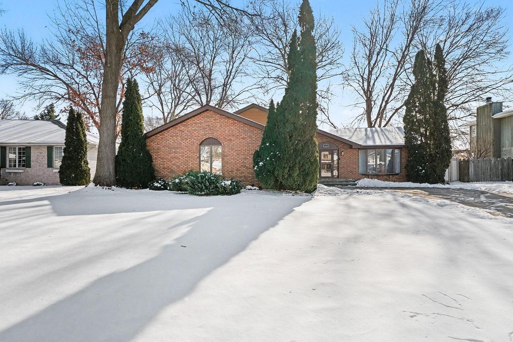 Photo of 931 Evergreen Lane, Schererville, IN 46375 (MLS # 833387)