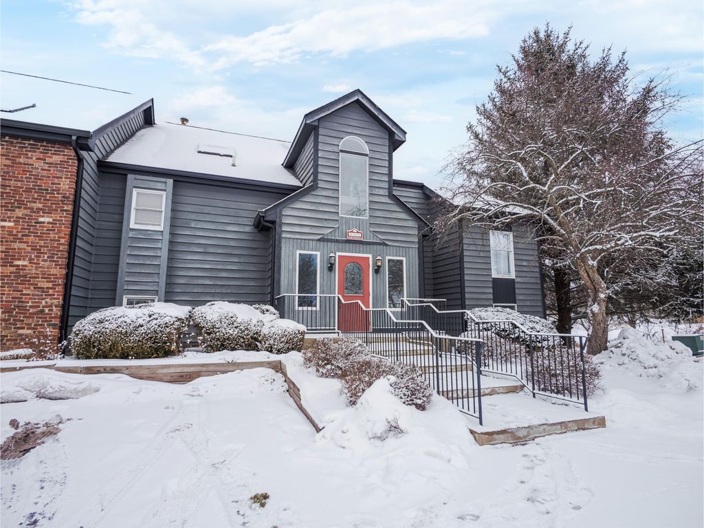 Photo of 1300 Winding Ridge Lane #D8, Valparaiso, IN 46383 (MLS # 833229)