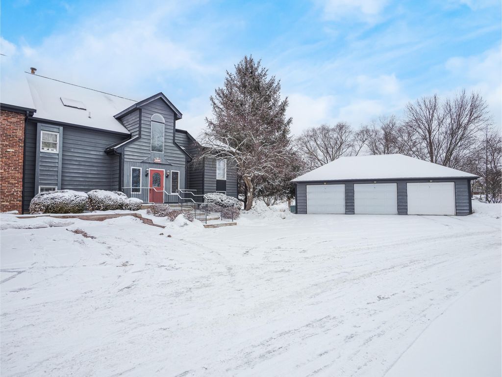 Photo of 1300 Winding Ridge Lane #D8, Valparaiso, IN 46383 (MLS # 833229)