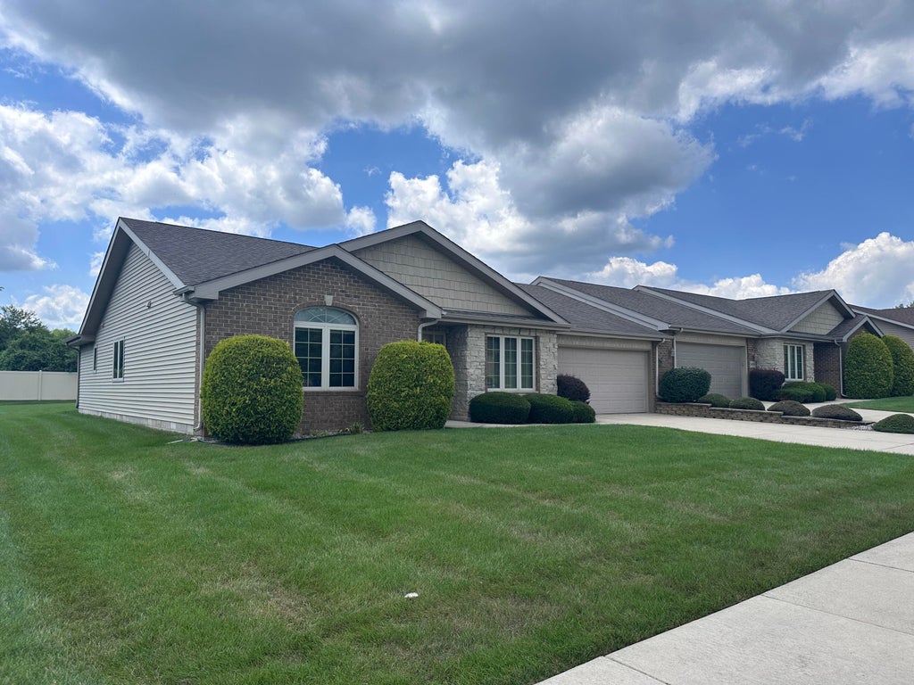 Photo of 9898 Hart Street, Saint John, IN 46373 (MLS # 843656)