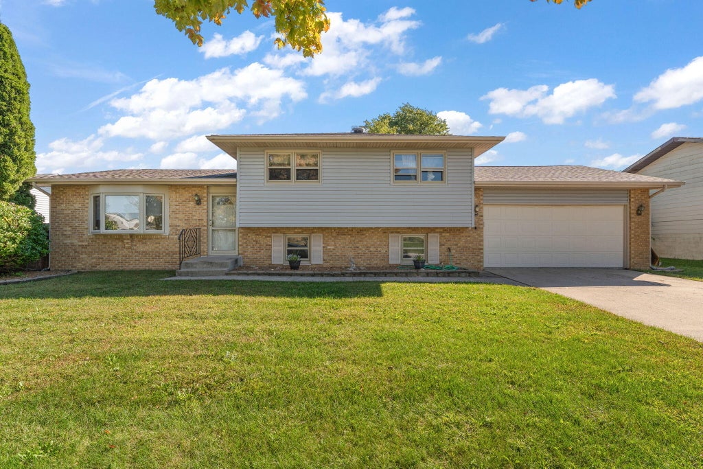 Photo of 7465 Grant Street, Merrillville, IN 46410 (MLS # 846126)