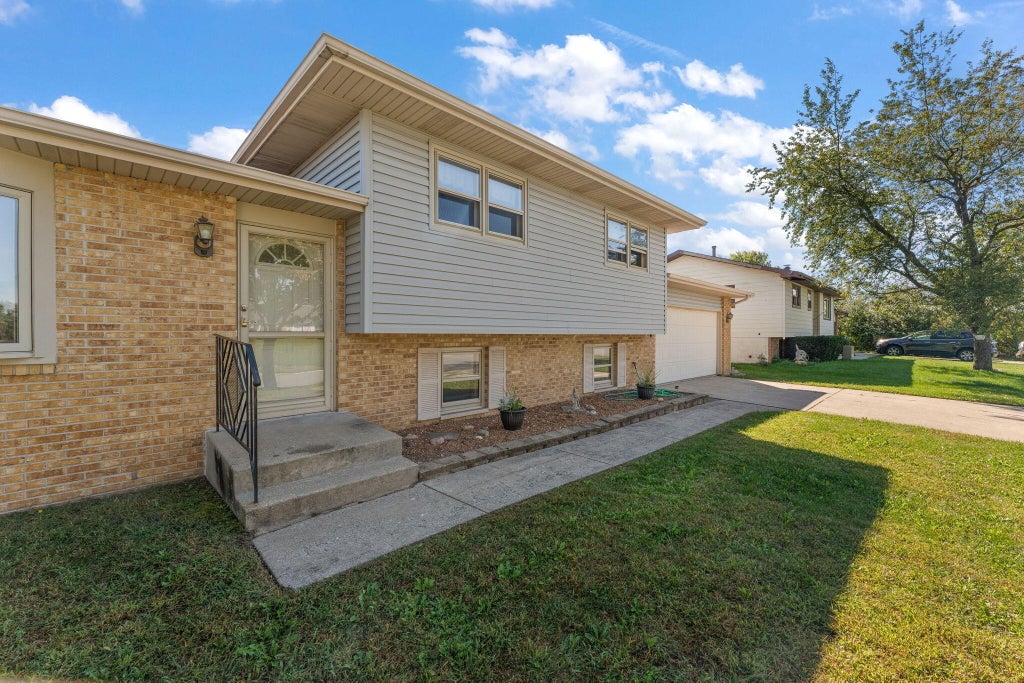 Photo of 7465 Grant Street, Merrillville, IN 46410 (MLS # 846126)