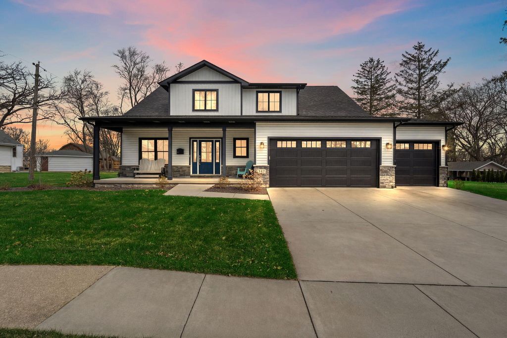 Photo of 512 W Joliet Street, Crown Point, IN 46307 (MLS # 836065)