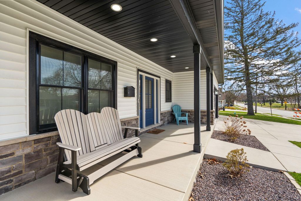 Photo of 512 W Joliet Street, Crown Point, IN 46307 (MLS # 836065)