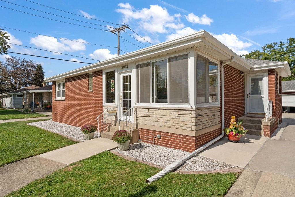 Photo of 3013 Strong Street, Highland, IN 46322 (MLS # 846860)