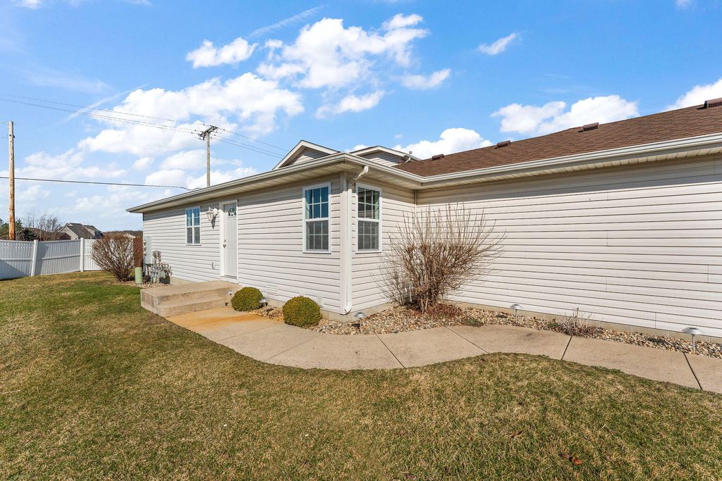 Photo of 191 Mallard Pointe Drive, Valparaiso, IN 46385 (MLS # 835281)