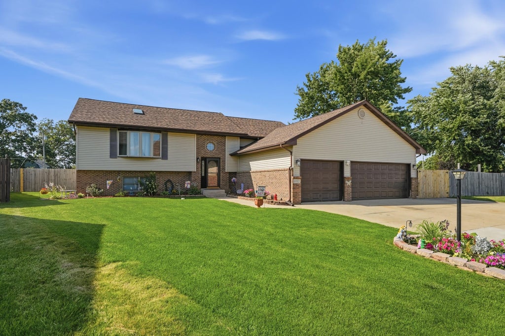 Photo of 6512 Ravenwood Avenue, Portage, IN 46368 (MLS # 842174)