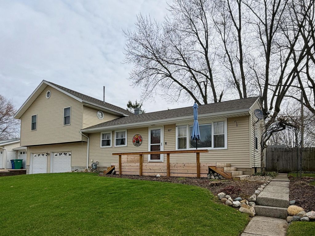 Photo of 827 Eason Court, La Porte, IN 46350 (MLS # 836189)