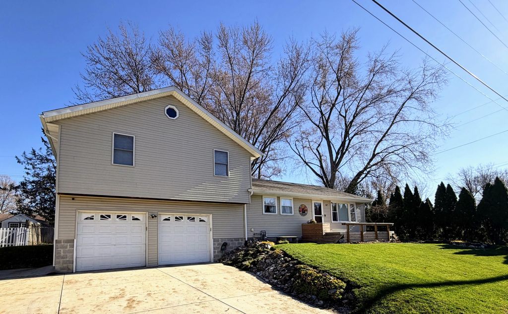 Photo of 827 Eason Court, La Porte, IN 46350 (MLS # 836189)