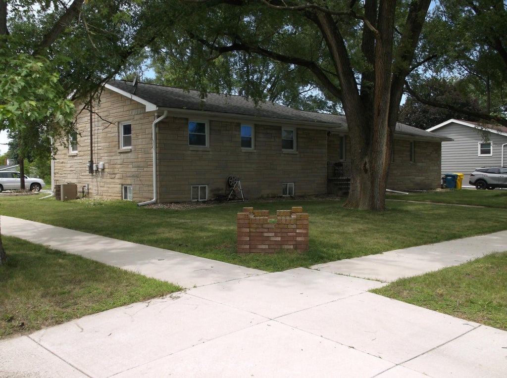 Photo of 704 N Oakwood Drive, Griffith, IN 46319 (MLS # 841627)