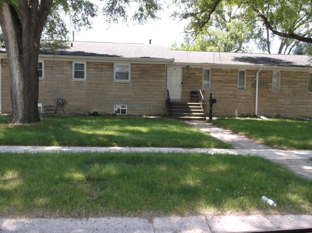 Photo of 704 N Oakwood Drive, Griffith, IN 46319 (MLS # 841627)