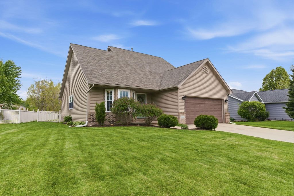 Photo of 1406 Pine Creek Road, Valparaiso, IN 46383 (MLS # 838562)
