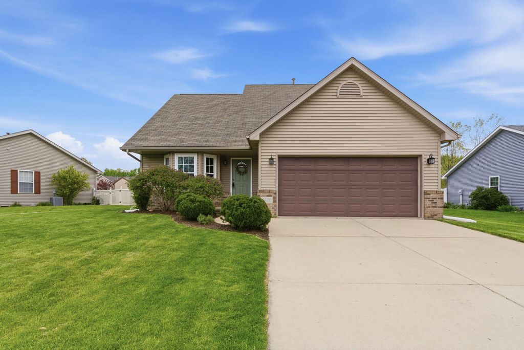 Photo of 1406 Pine Creek Road, Valparaiso, IN 46383 (MLS # 838562)